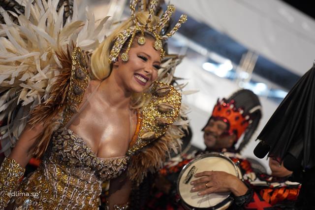 Mirela Birnfeld, musa da bateria Pegada da Coruja celebra campeonato da Milênio