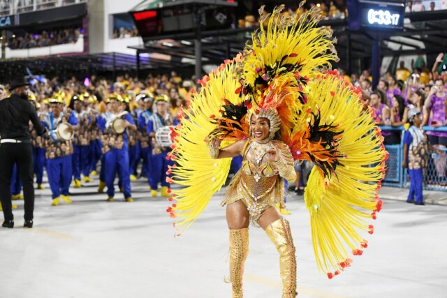 Sucesso no Carnaval 2024: Francesa Davina brilhou como Musa da Mocidade Unidos do Santa Marta e Rainha de Bateria da Sintonia de Cavalcante