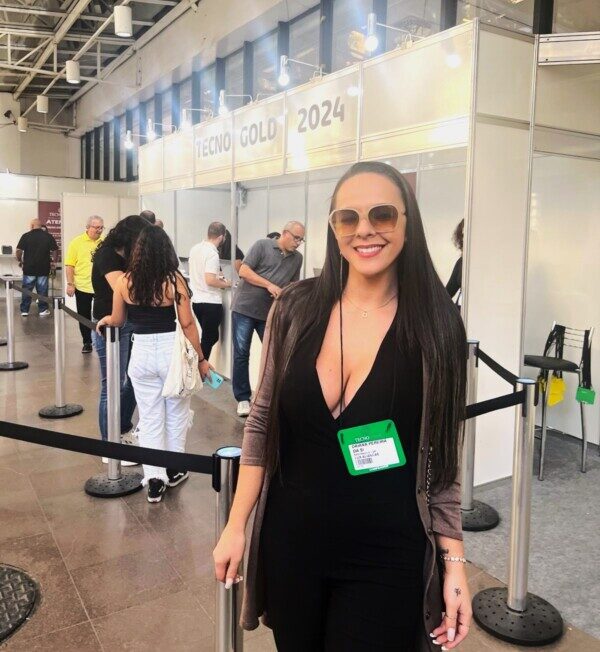 Musa do carnaval Daiana Pereira proprietária da marca Lux Alianças participou da feira internacional Tecno Gold