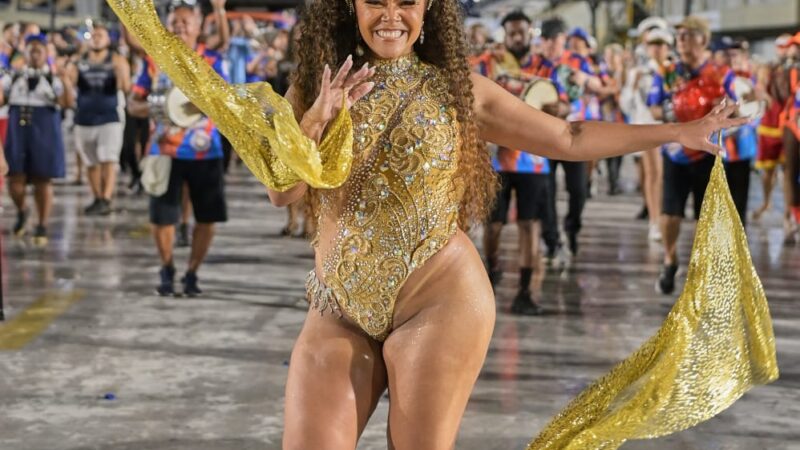 Madrinha da Em Cima da Hora inicia preparativos com fantasia do carnaval 2025