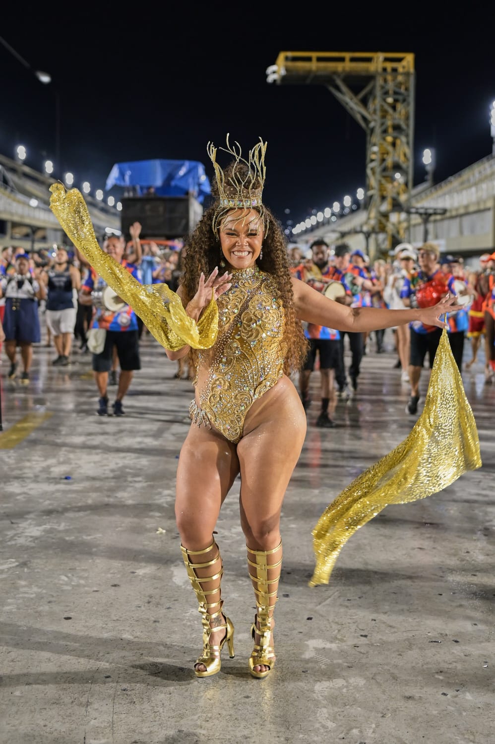 Madrinha da Em Cima da Hora inicia preparativos com fantasia do carnaval 2025